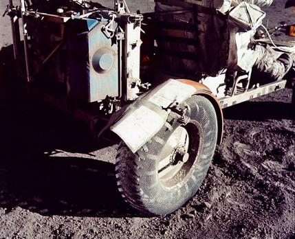 Goodyear и НАСА изготавливают копию шины лунохода Apollo